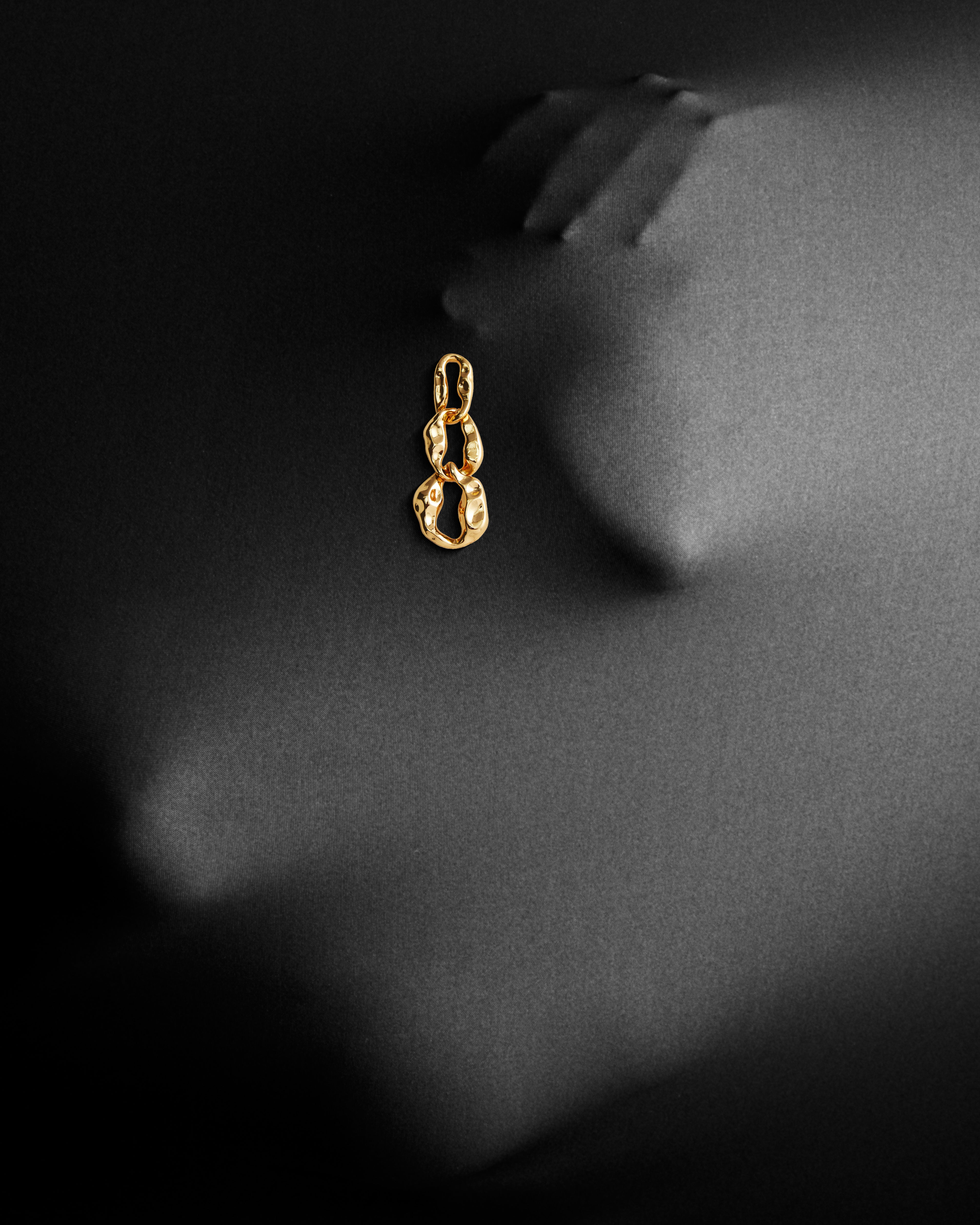 HAMMERED GOLD LINK EARRING